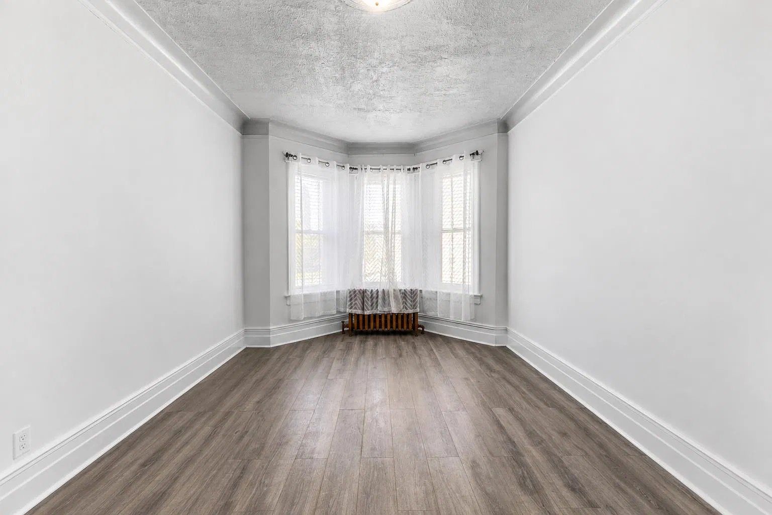 3 bed, 1.0 bath, 1377 sqft, $3,600 — Photo 2