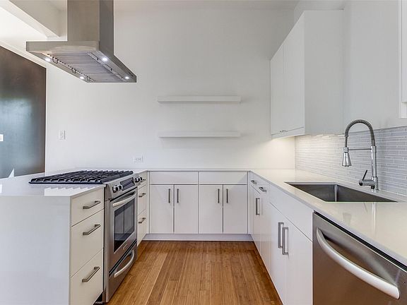 2nd image of 4401 Roseland Ave #C