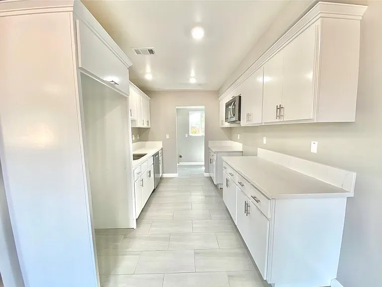 558 W 89th St — Photo 7