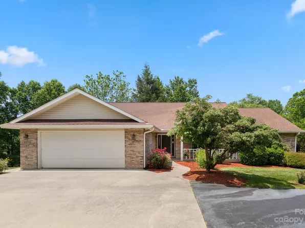 1461 Mountain Meadow Dr, Hendersonville, NC 28739