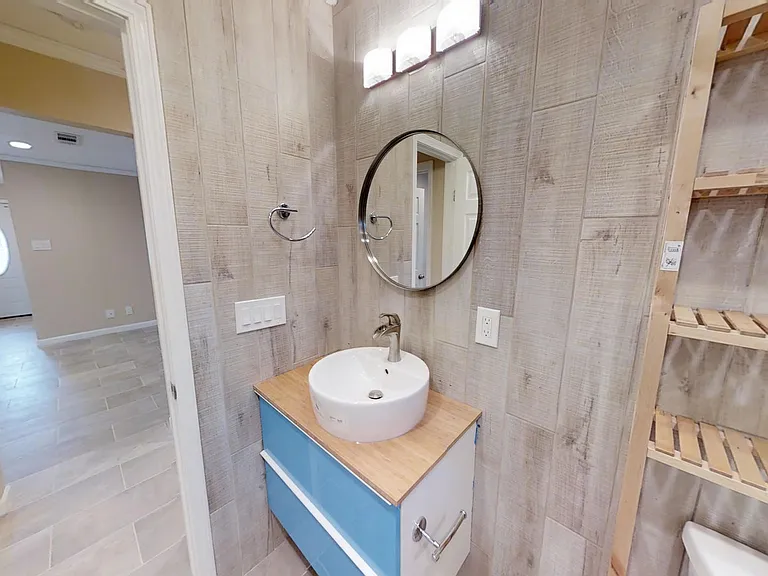 2012 Coach Dr — Photo 2