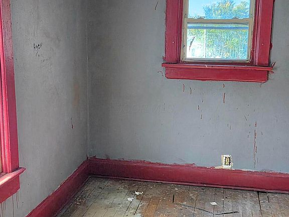 5th image of 357 Mary St