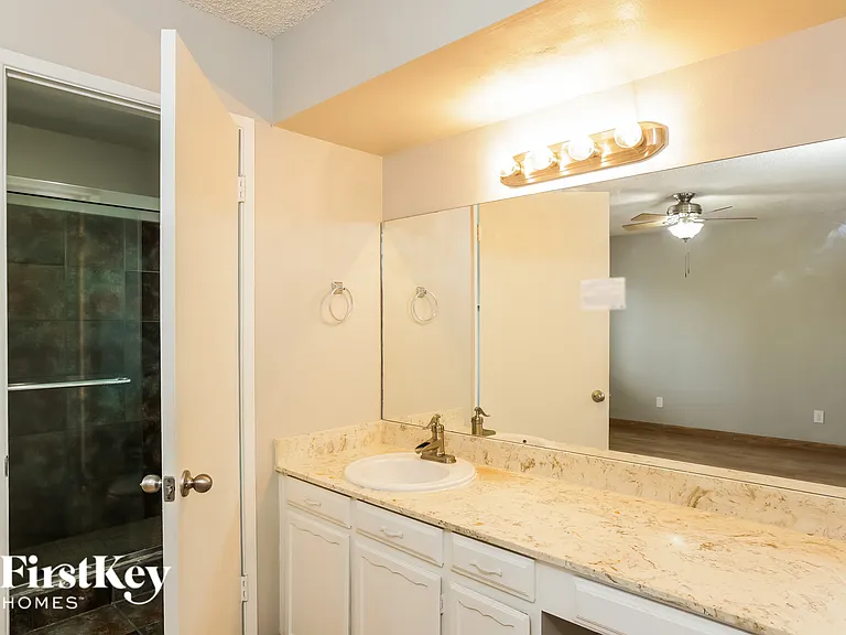 9047 N 36th Dr — Photo 10