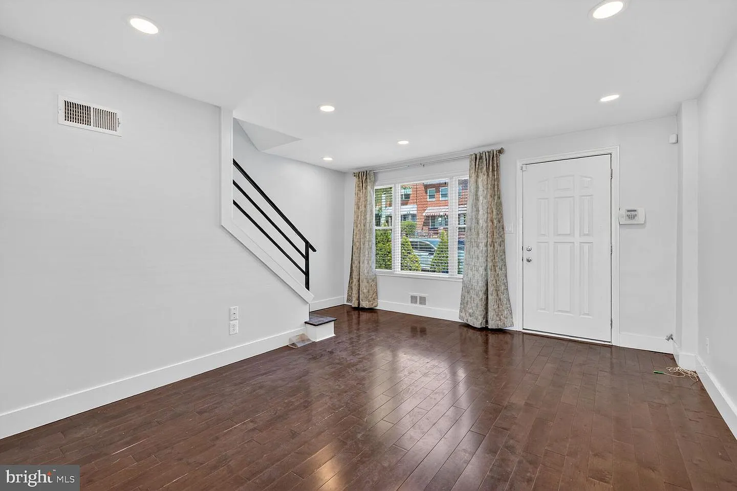 4 bed, 2.5 bath, 1496 sqft, $3,200 — Photo 2