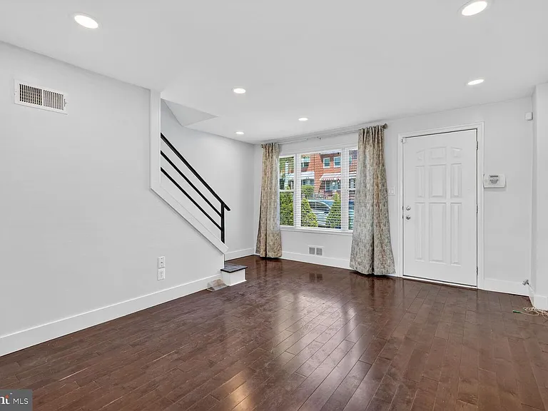 2218 16th St NE — Photo 2