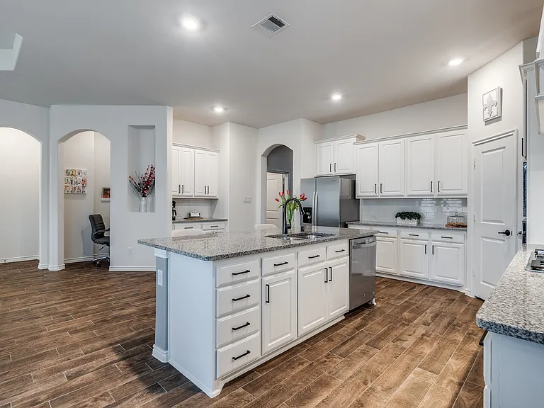 3129 Maverick Dr — Photo 10