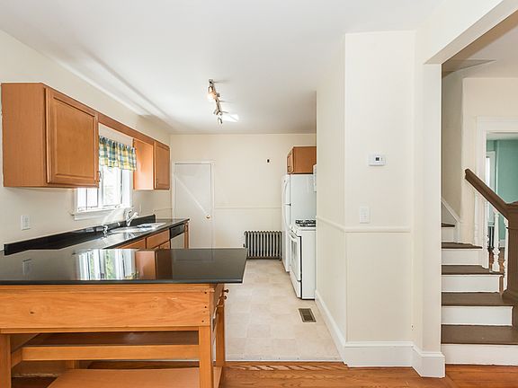 3rd image of 46 Hobson St #1