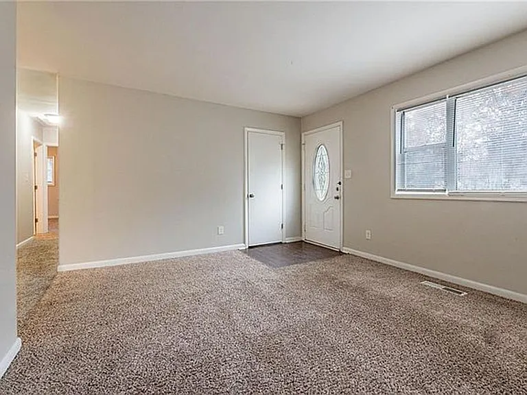 1410 Willow Dr — Photo 3
