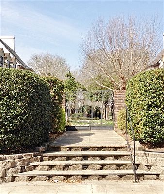 ENTRANCE WITH STEPS