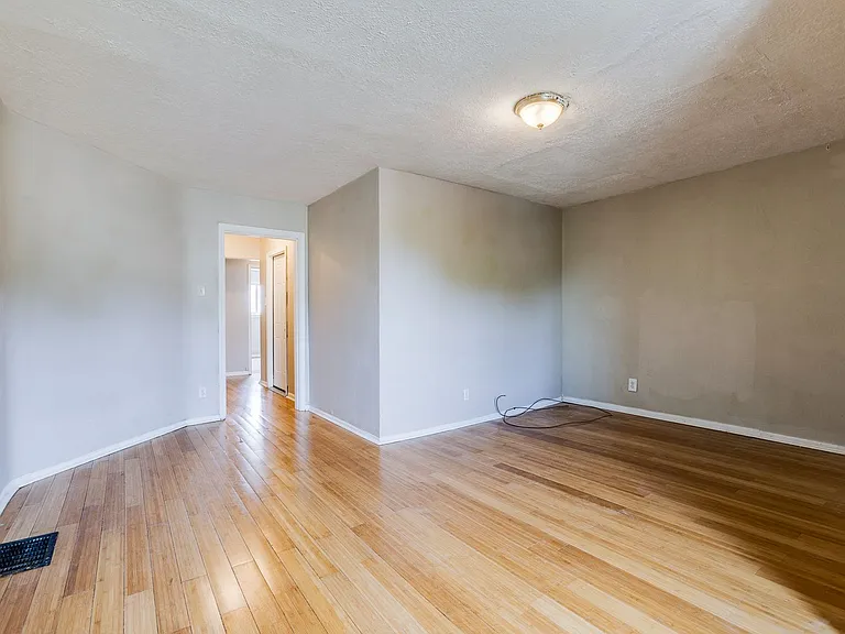 Great building with off street parking, views of the city, laundry on site! — Photo 2