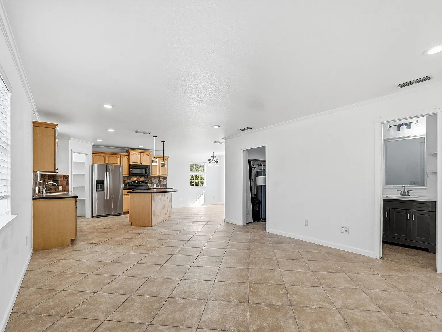 2 bed, 1012 sqft, $1,600 — Photo 2