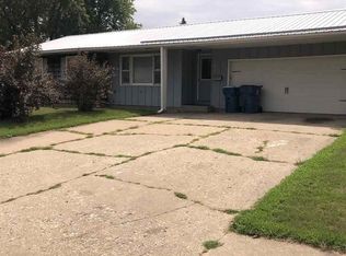 731 Middle Rd, Camanche, IA 52730