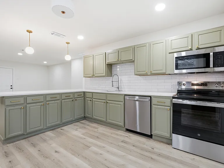 1221 Chestnut St — Photo 3