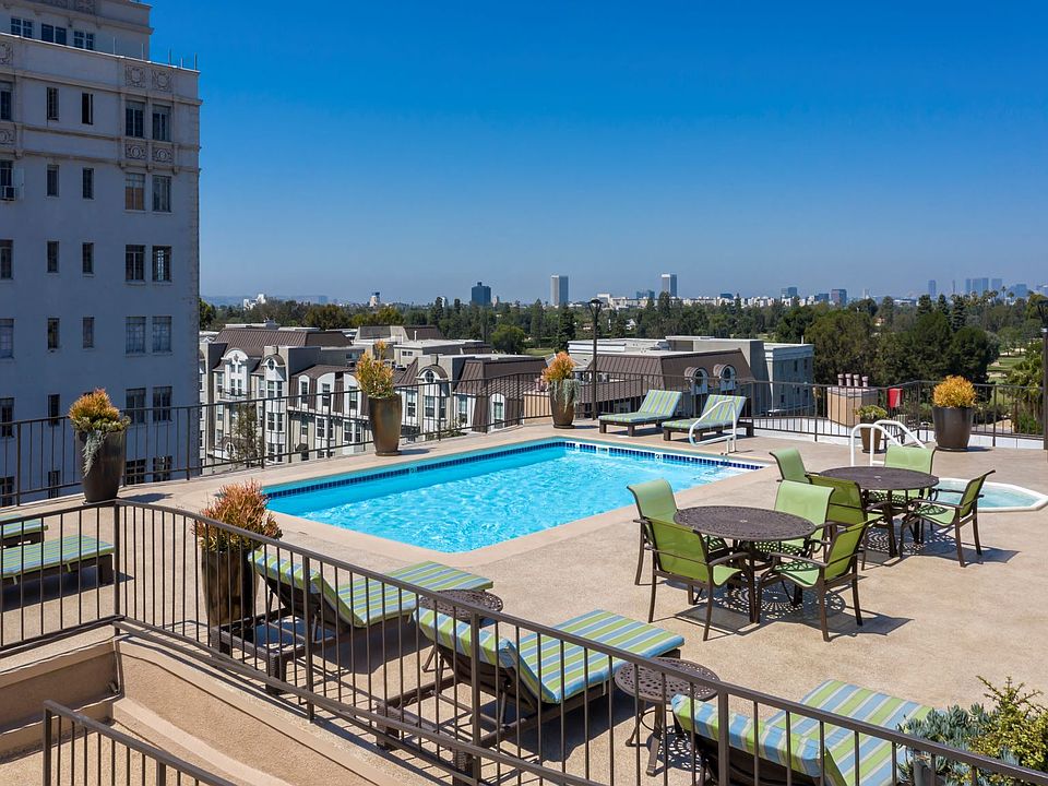 Chelsea Court Roof Top Pool with View