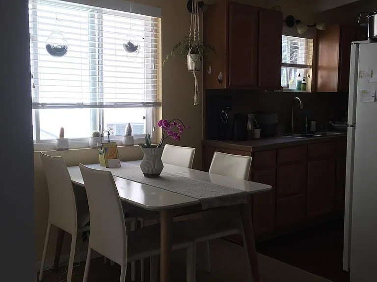 Kitchen eating area