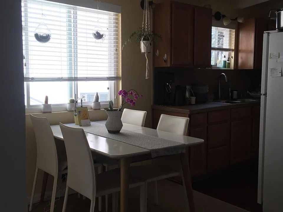 Kitchen eating area
