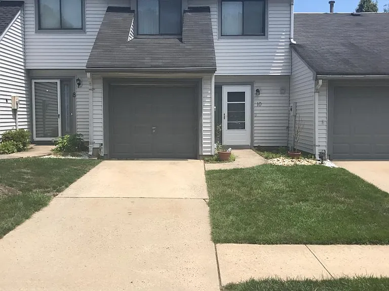 10 Lexington Cir — Photo 1