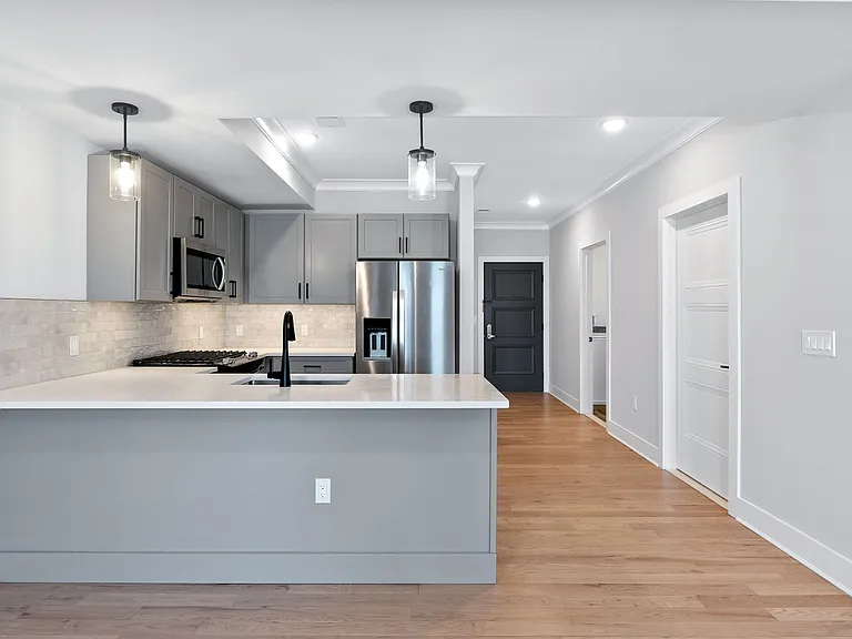 Kitchen with pennisula