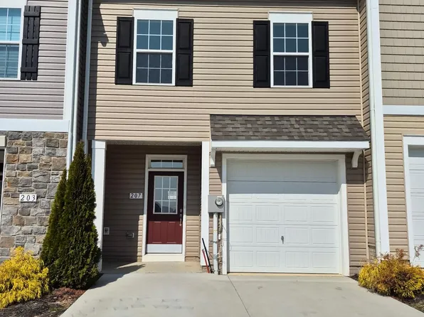 207 Charterhouse St, Falling Waters, WV 25419