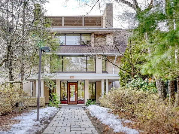206 Allandale Rd APT 3B, Chestnut Hill, MA 02467