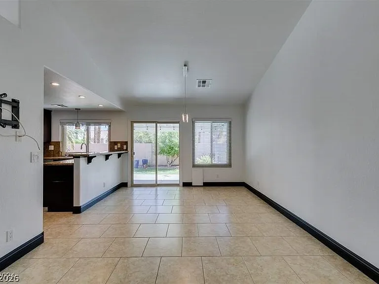 240 Honeywood St — Photo 11