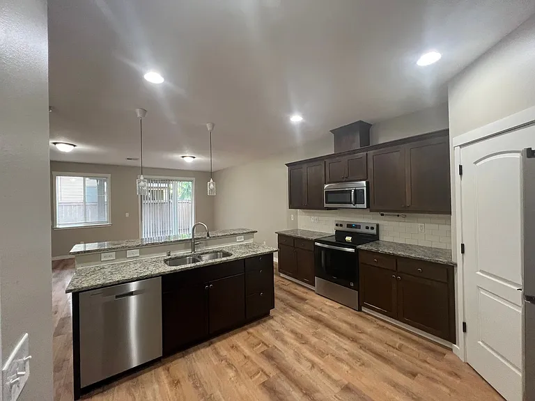 2641 NE 130th Ct — Photo 5