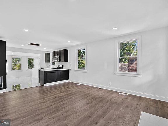 3rd image of 1227 44th Pl SE