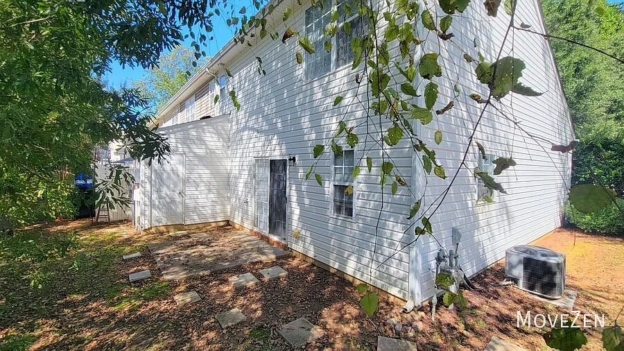 255 Luzelle Dr Winston Salem NC 27105 Minutes to Major Shopping and Direct Access to Downtown — Photo 3