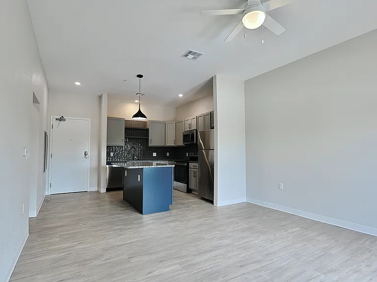 727 Poyntz Ave #209 — Photo 3