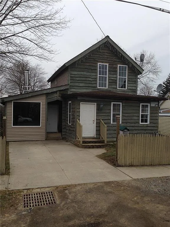 12 Hickory St photo 1
