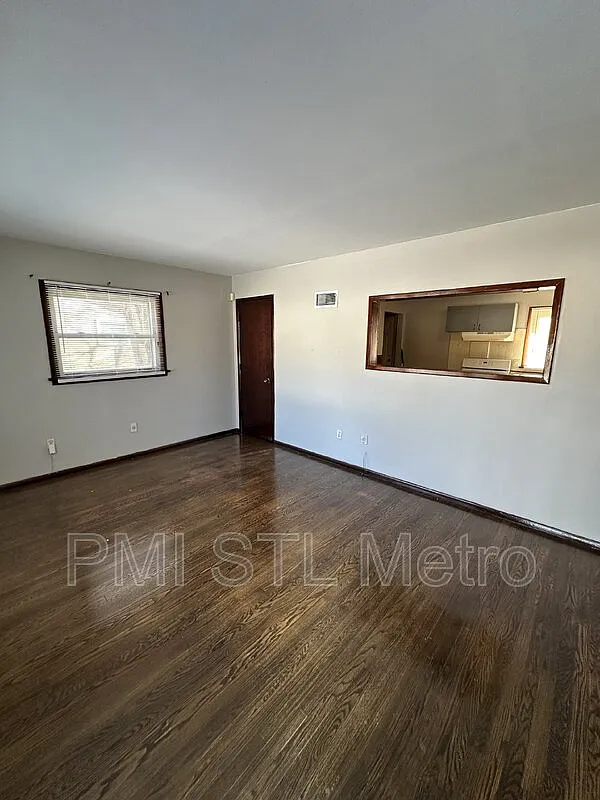 3 bed, 1.0 bath, 912 sqft, $1,295 — Photo 2