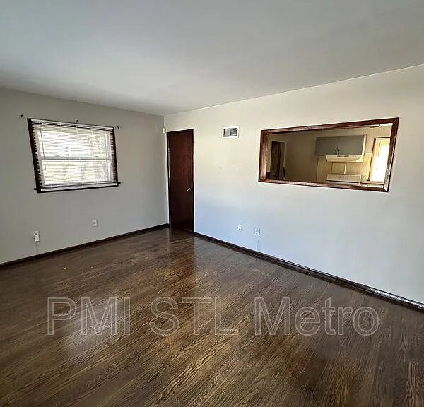 1450 Fairmeadows Ln — Photo 2