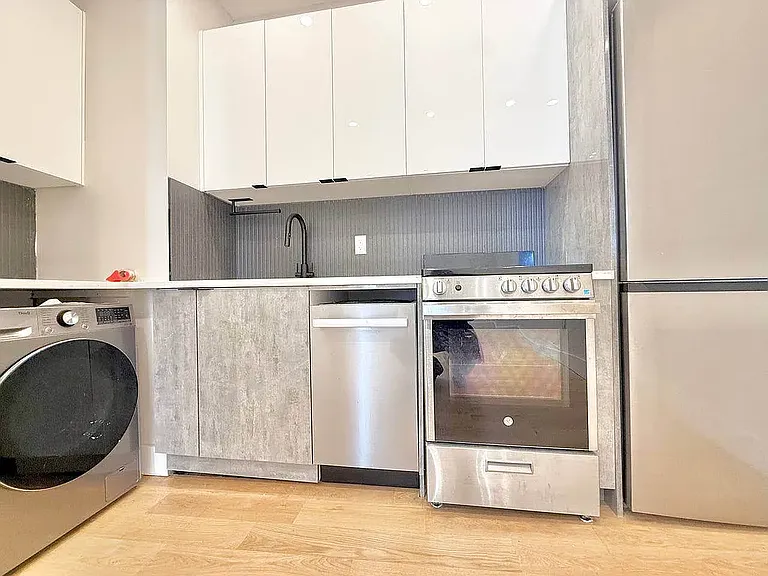 72 Greenpoint Ave #3A — Photo 2