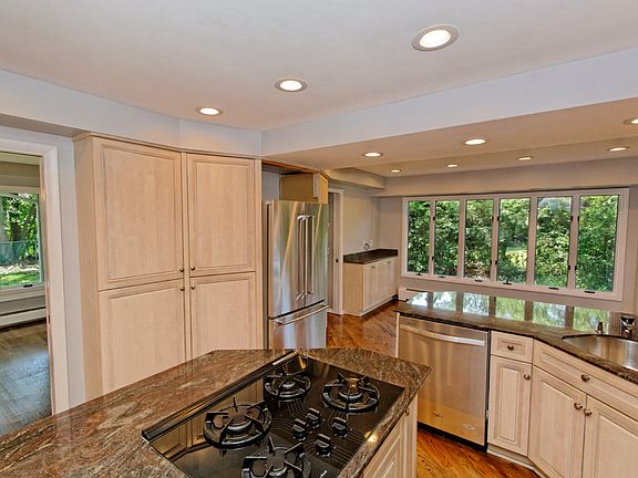 4th image of 122 Orlando Ave