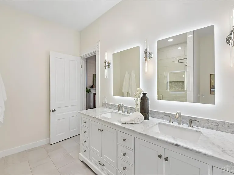 1723 Kinney Ave — Photo 18