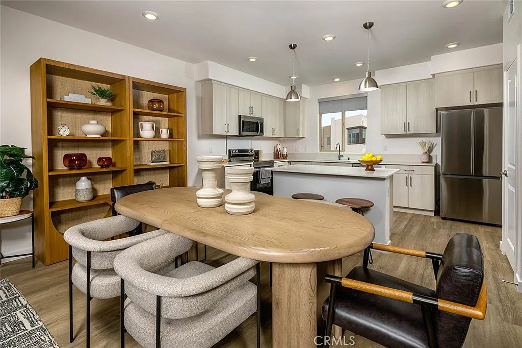 2 bed, 1.5 bath, 1275 sqft, $4,200 — Photo 3
