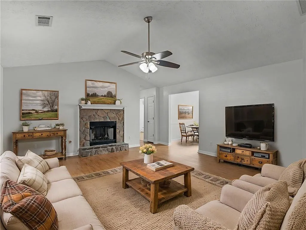 3 bed, 2.0 bath, 1442 sqft, $1,800 — Photo 2