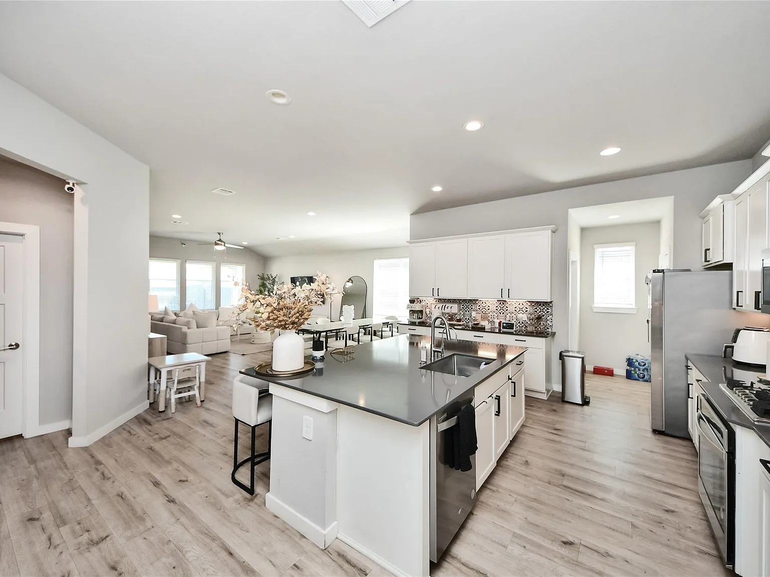 4 bed, 2.5 bath, 2258 sqft, $2,600 — Photo 3