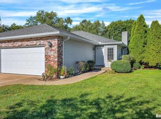 2407 Lakeshore Dr, Pekin, IL 61554