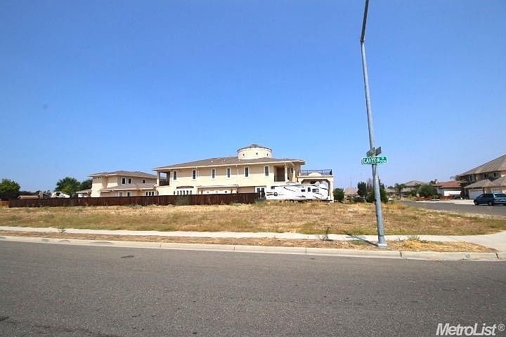 1st image of 1021 N Canyon Dr