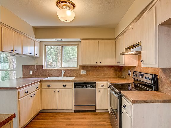 3rd image of 111 S Lake Creek Dr