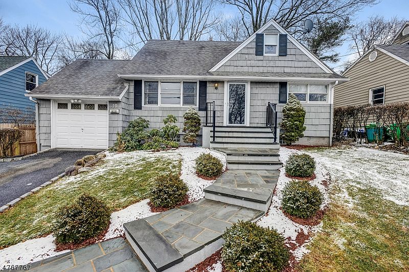 1st image of 19 Deerfield Dr