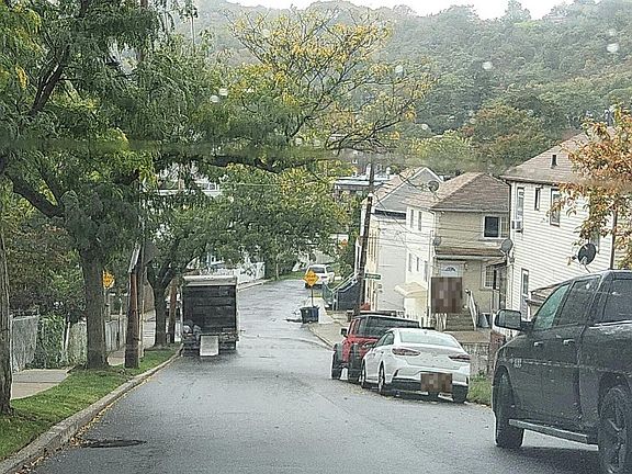 4th image of 141 Boyd St