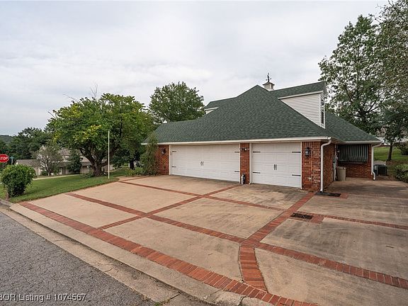 4th image of 2912 Laura Ln