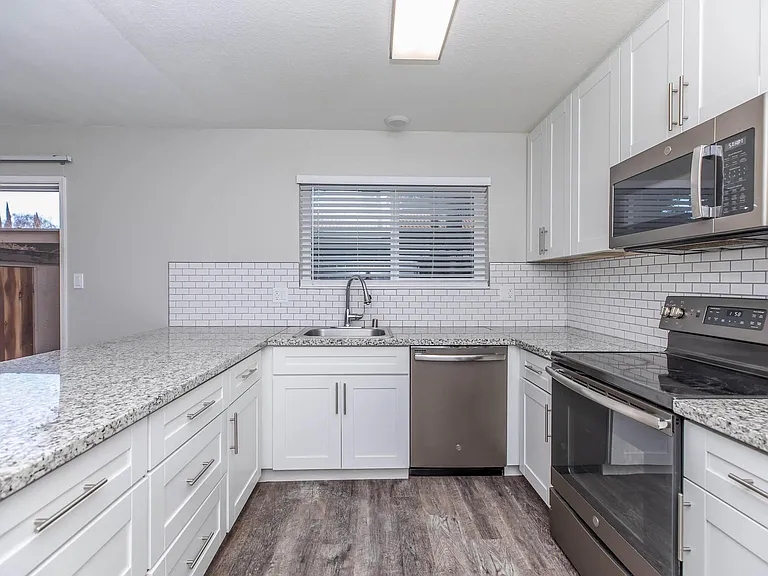 54 Quay Ct — Photo 104