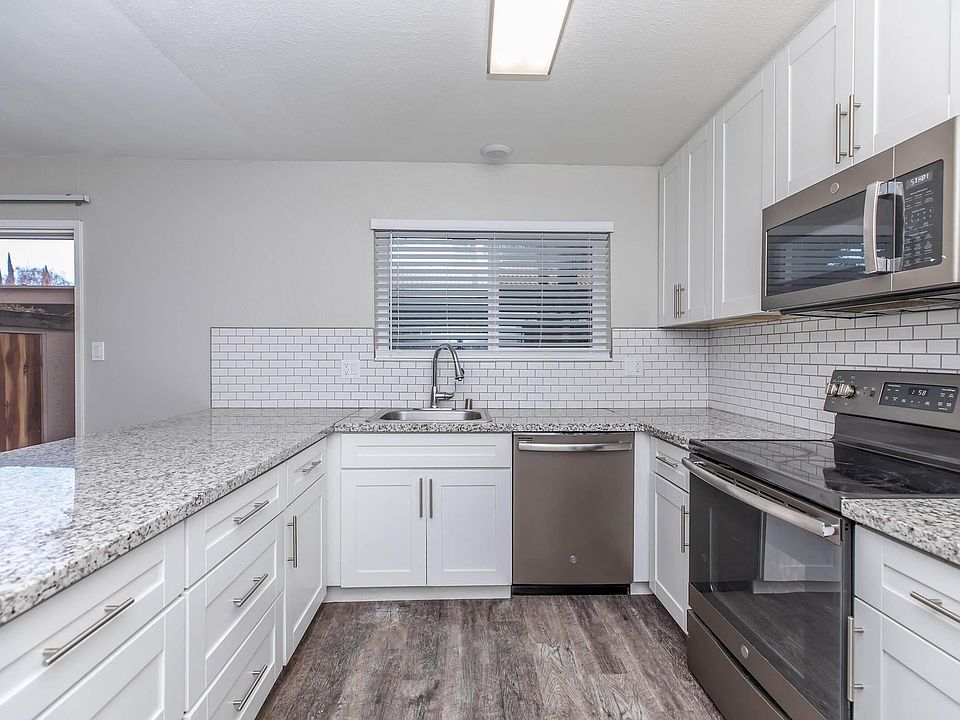 1st image of 54 Quay Ct #15