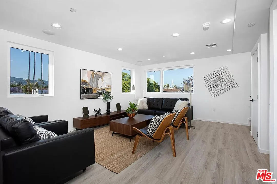 4 bed, 3.0 bath, 2000 sqft, $4,400 — Photo 3