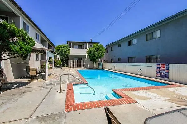 400 E Live Oak St — Photo 2