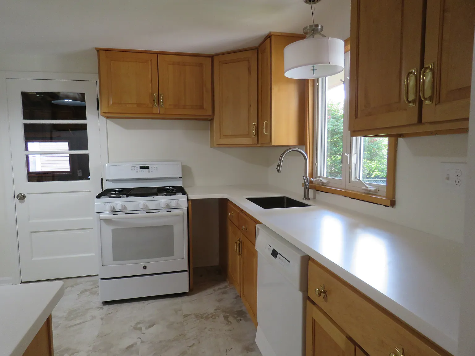 3 bed, 1.5 bath, 1447 sqft, $2,950 — Photo 4