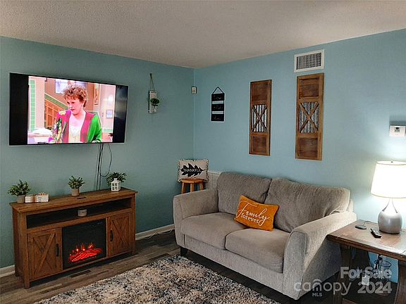 5th image of 975 Surry Ln